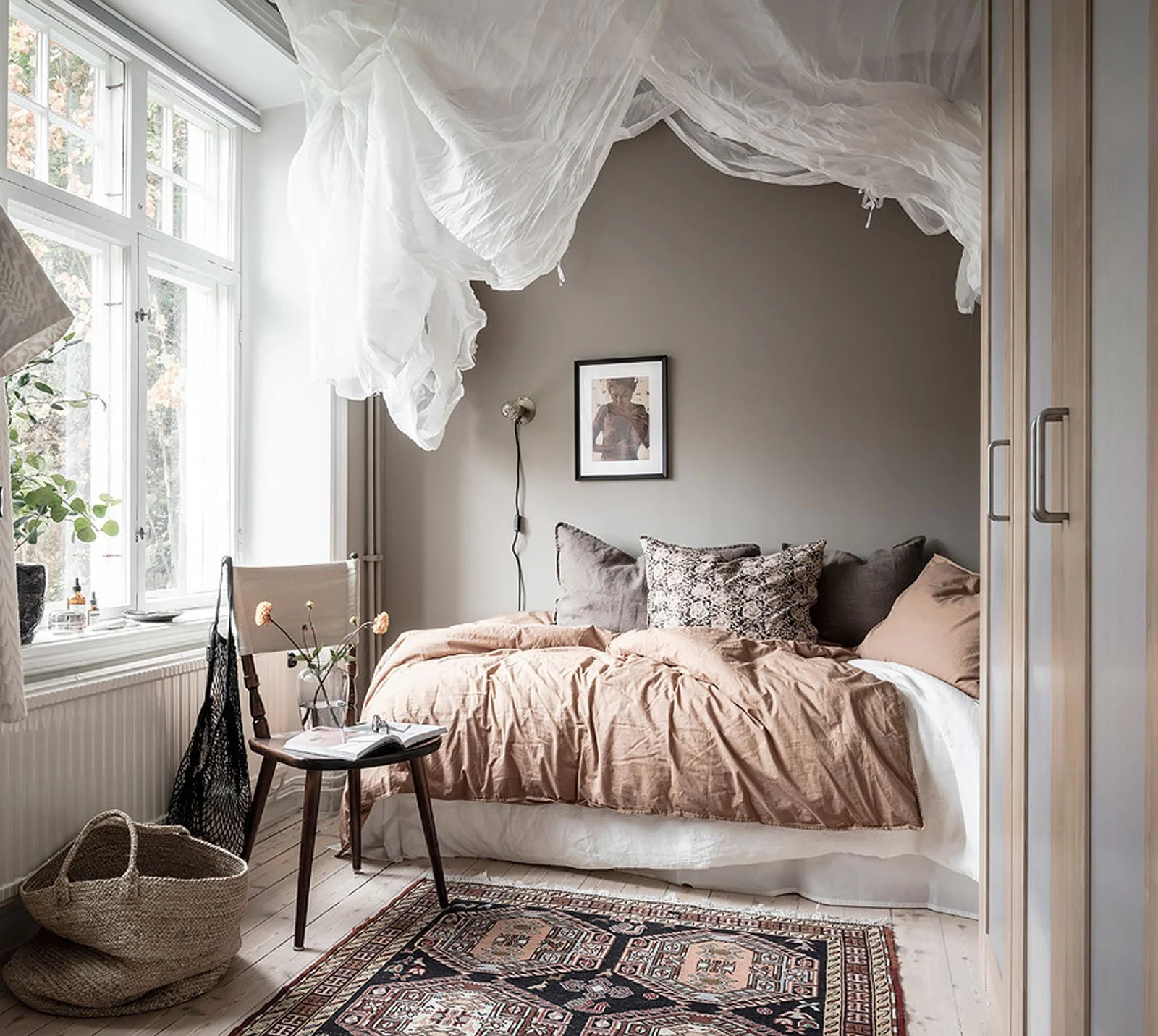 Scandinavian Bedroom: A Guide to Creating a Cozy and Minimalist Space - 8