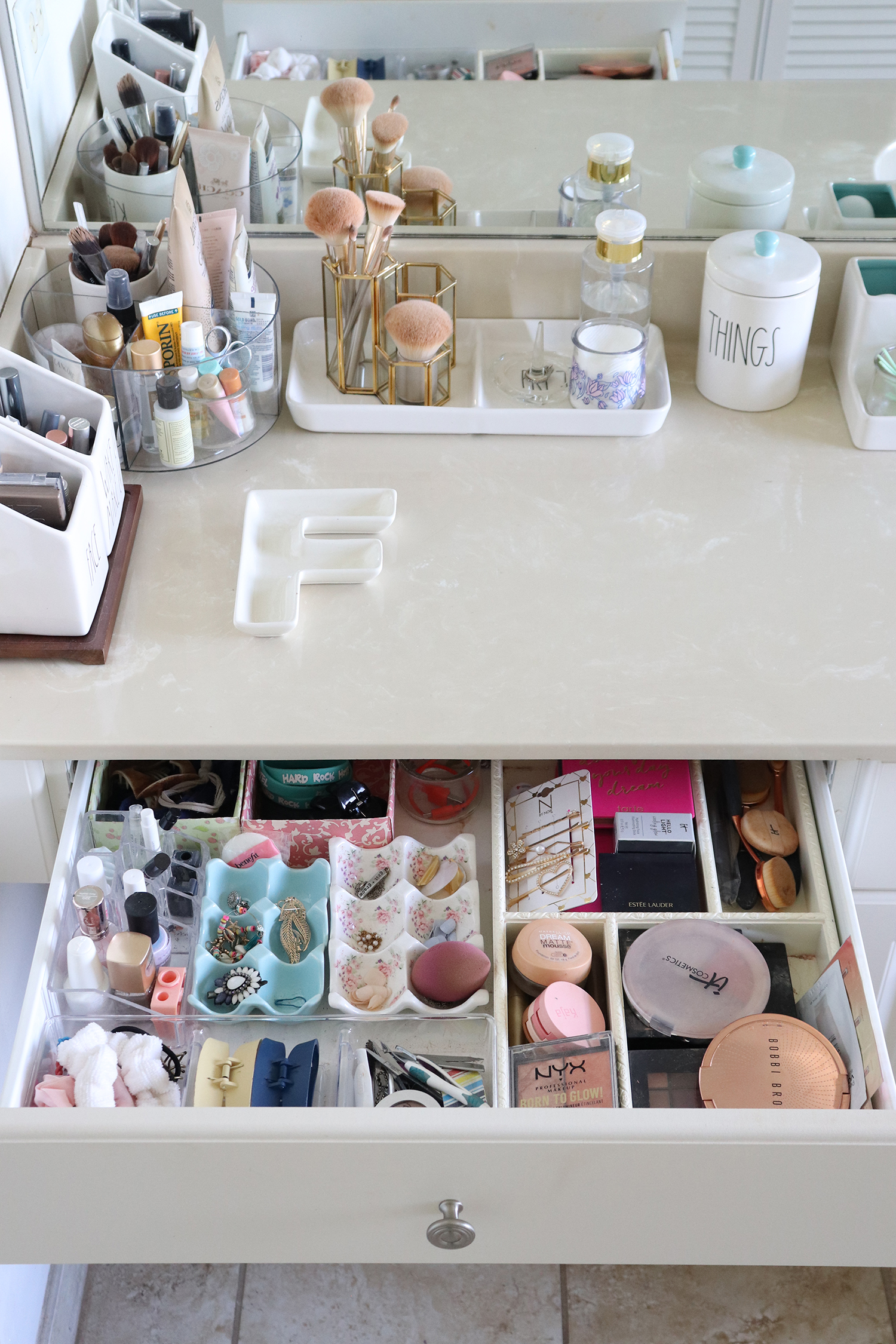 The Ultimate Guide to Makeup Organization: Achieve a Neat and Stylish Space - 5